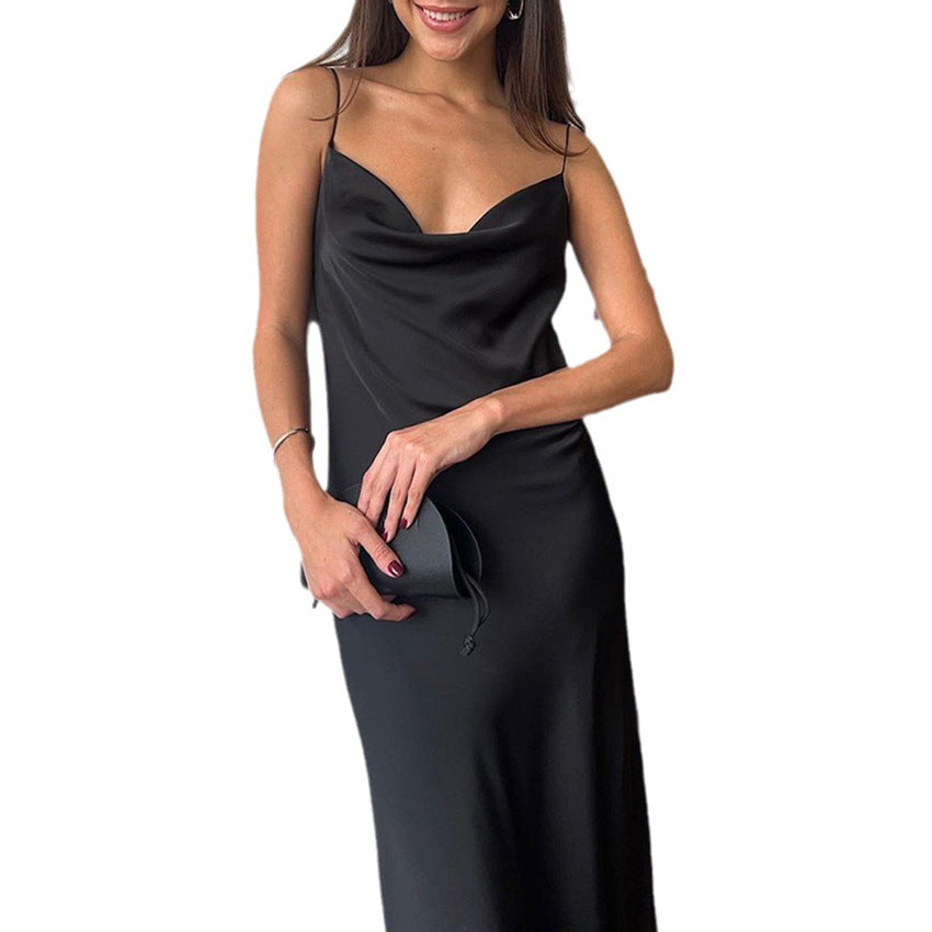 Dame Maxi-Kjole med elegant satin-finish og forførende v-hals Stilla
