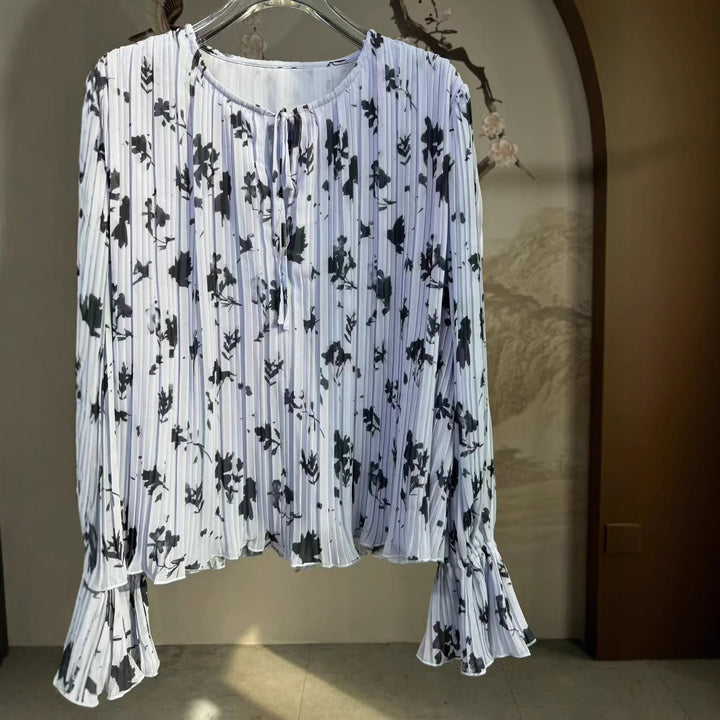 Damebluse med raffinerede folder og blomstret design Stilla