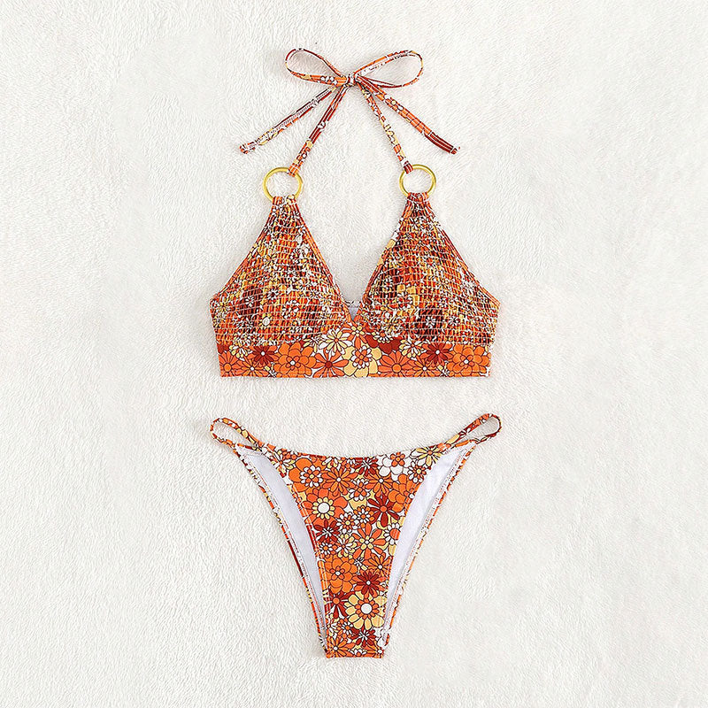 Dame triangel-bikini med moderigtige blomsterdesign og elegante ringdetaljer Skovae