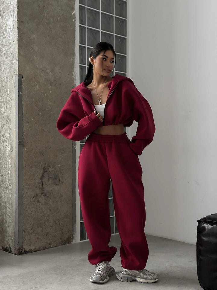 Women's sporty cropped hoodie and wide jogger pants set Skovae