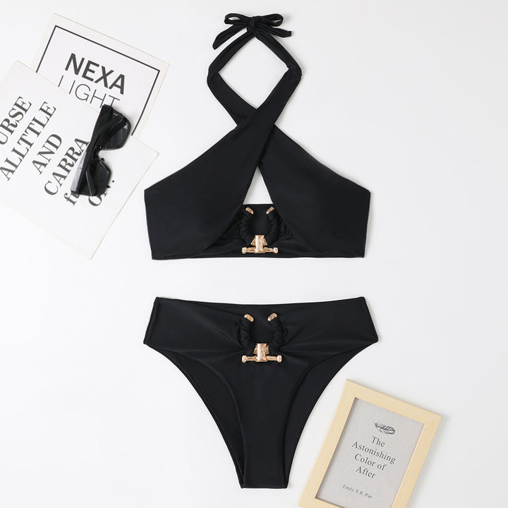 Dame Bikini-sæt med kreativt halterdesign og elegant guldaccent Stilla