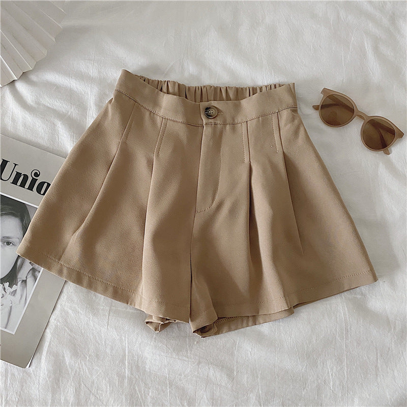 Kvinders elegante shorts med plisseringer og knapdetalje