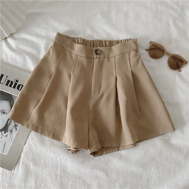 Kvinders elegante shorts med plisseringer og knapdetalje