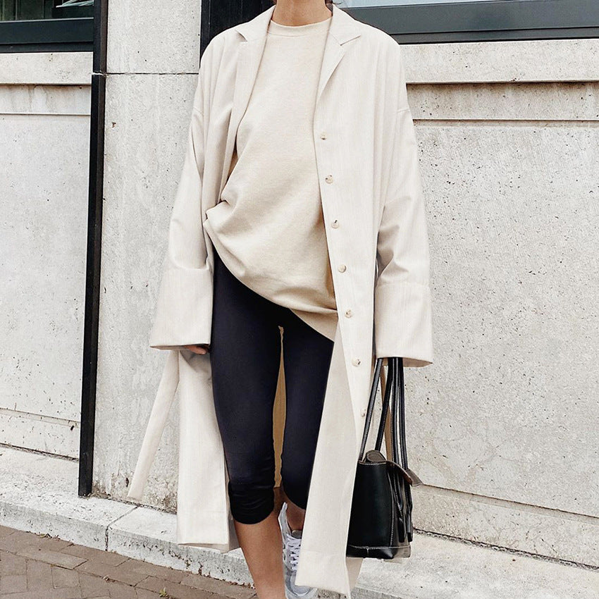 Dame Oversized Trenchcoat med moderne detaljer og knaplukninger ved ærmerne Stilla