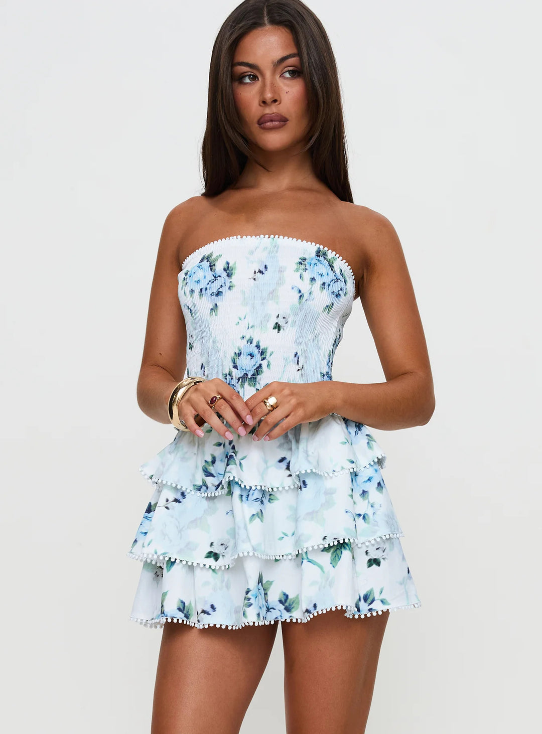 Dame Bandeau-kjole med svajende flæse-design og floral mønster Stilla