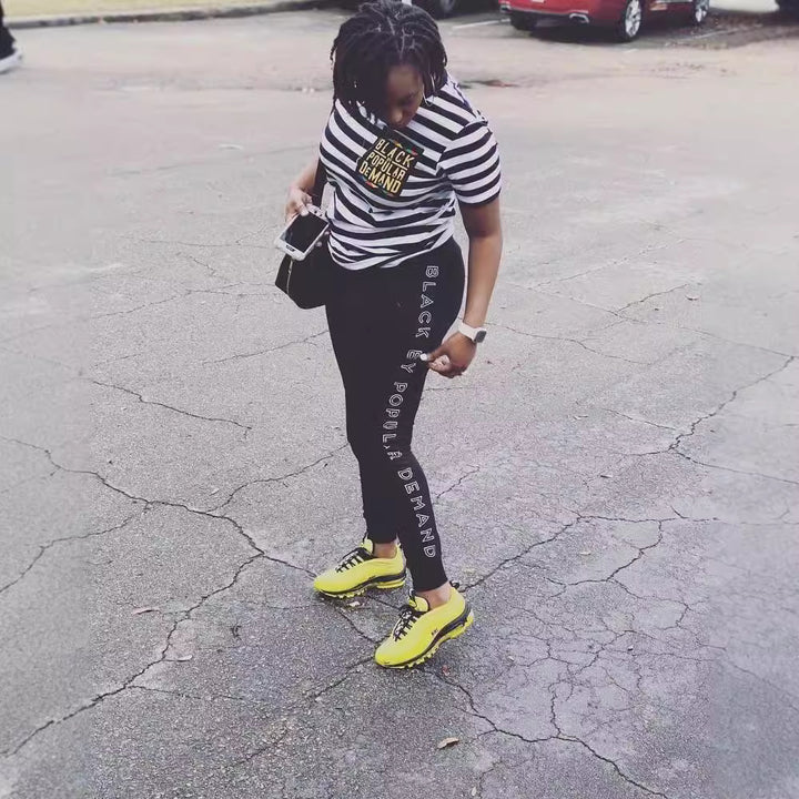Dame Sporty T-shirt og leggings sæt med iøjnefaldende skrift Stilla
