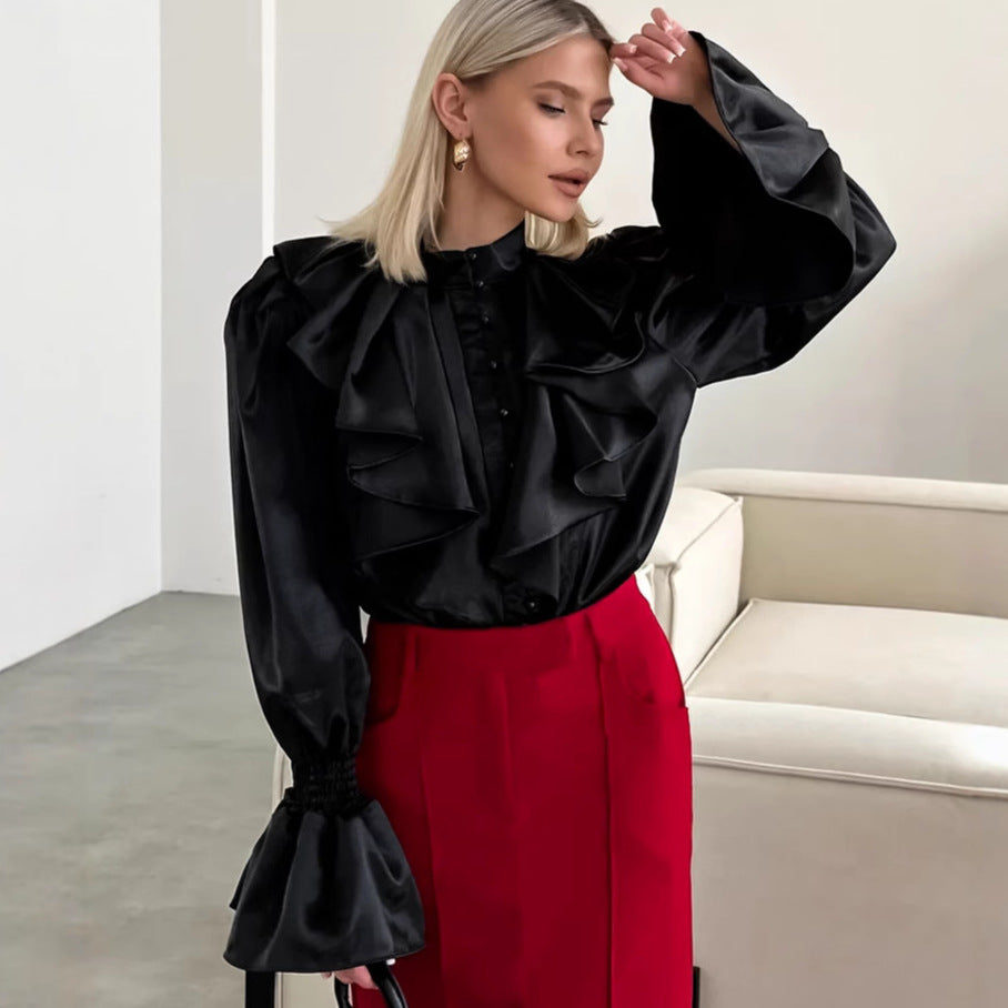 Damebluse med flæsedetaljer og elegant satinlook Stilla