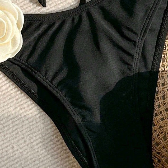 Kvinders bikini med blomsterdetaljer i flæser