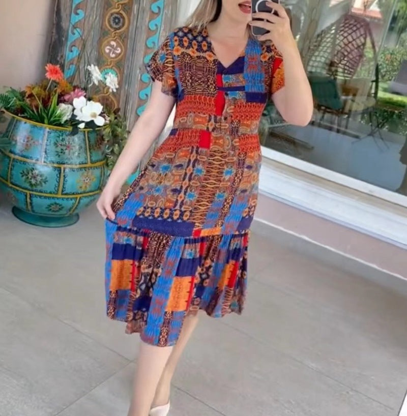 Dame nan gestuftes Midikleid mit V-Ausschnitt, kurzen Ärmeln und Patchwork-Optik Skovae