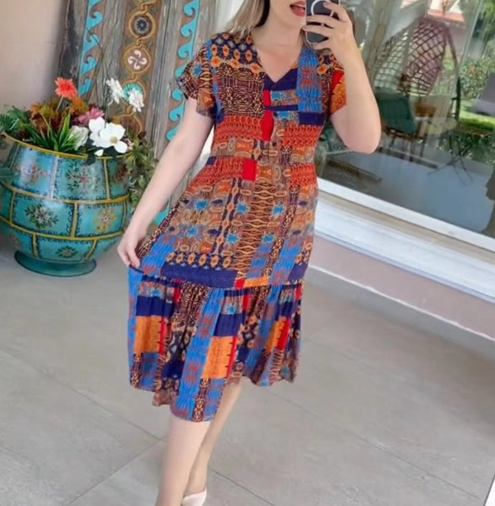 Dame nan gestuftes Midikleid mit V-Ausschnitt, kurzen Ärmeln und Patchwork-Optik Skovae