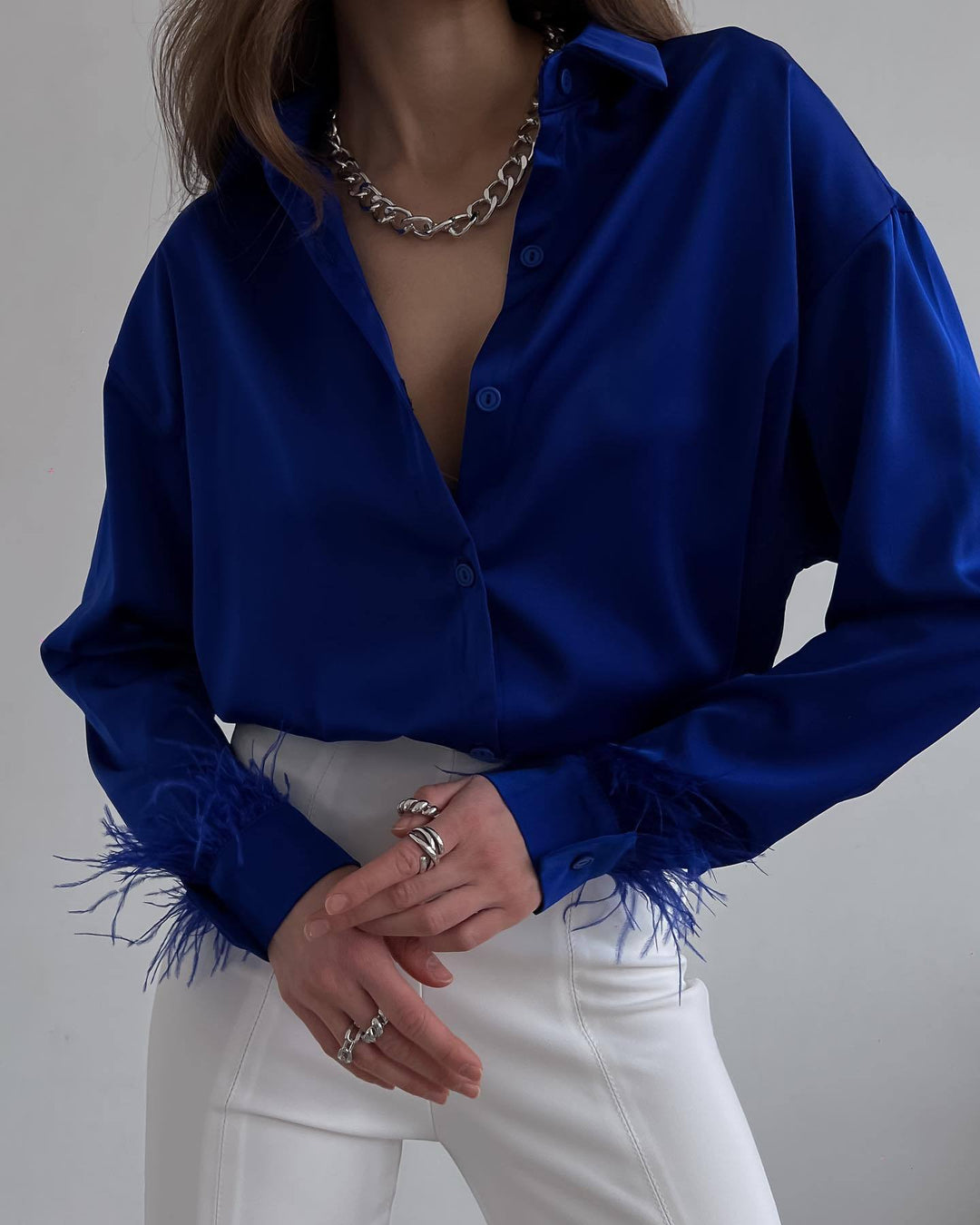 Damebluse med farverige fjer og elegant snit Skovae