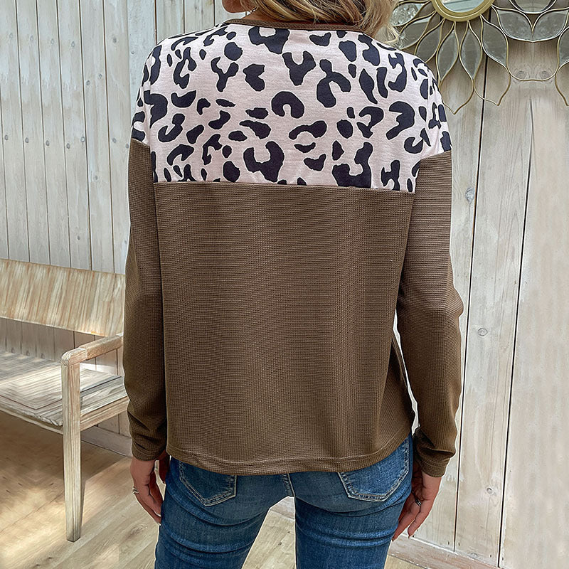 Kvindernes fashionable sweatshirt med dyreprint accenter og knapdetaljer Stilla