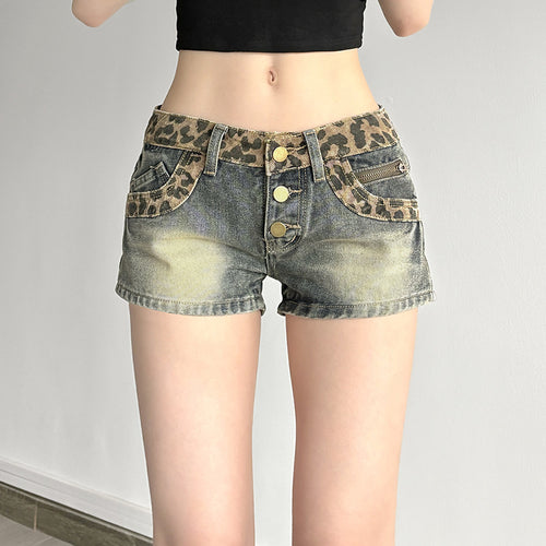 Dame shorts i moderigtigt leopardmønster med dekorative knapdetaljer Skovae