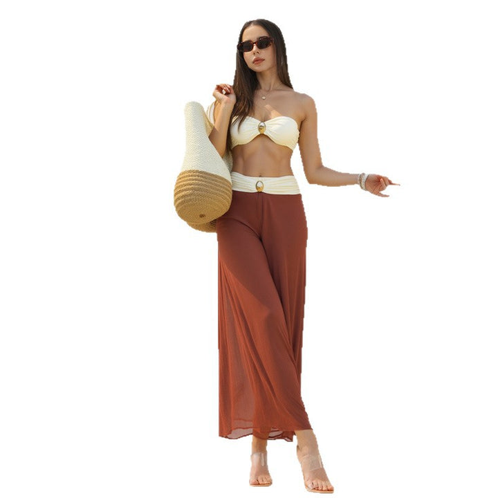 Dame Bandeau-bikini med elegant indpakningsnederdel og moderigtige smykkedetalje Skovae