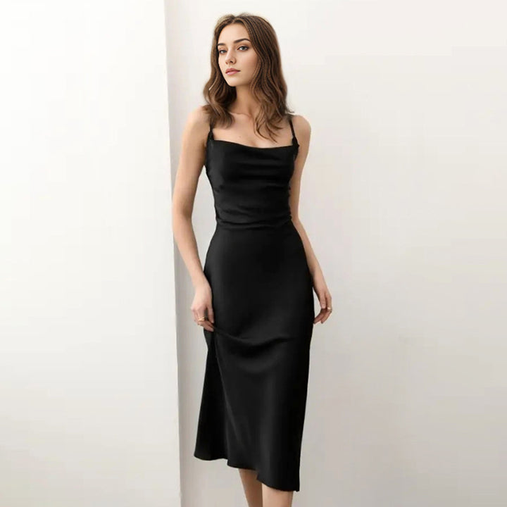Dame Satin-midi-kjole med elegant snit og justerbare stropper Stilla