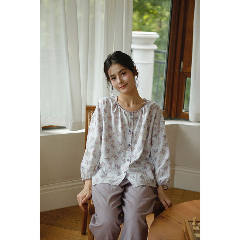 Dame natbluse med delikat blomsterdesign og knapbar front Stilla