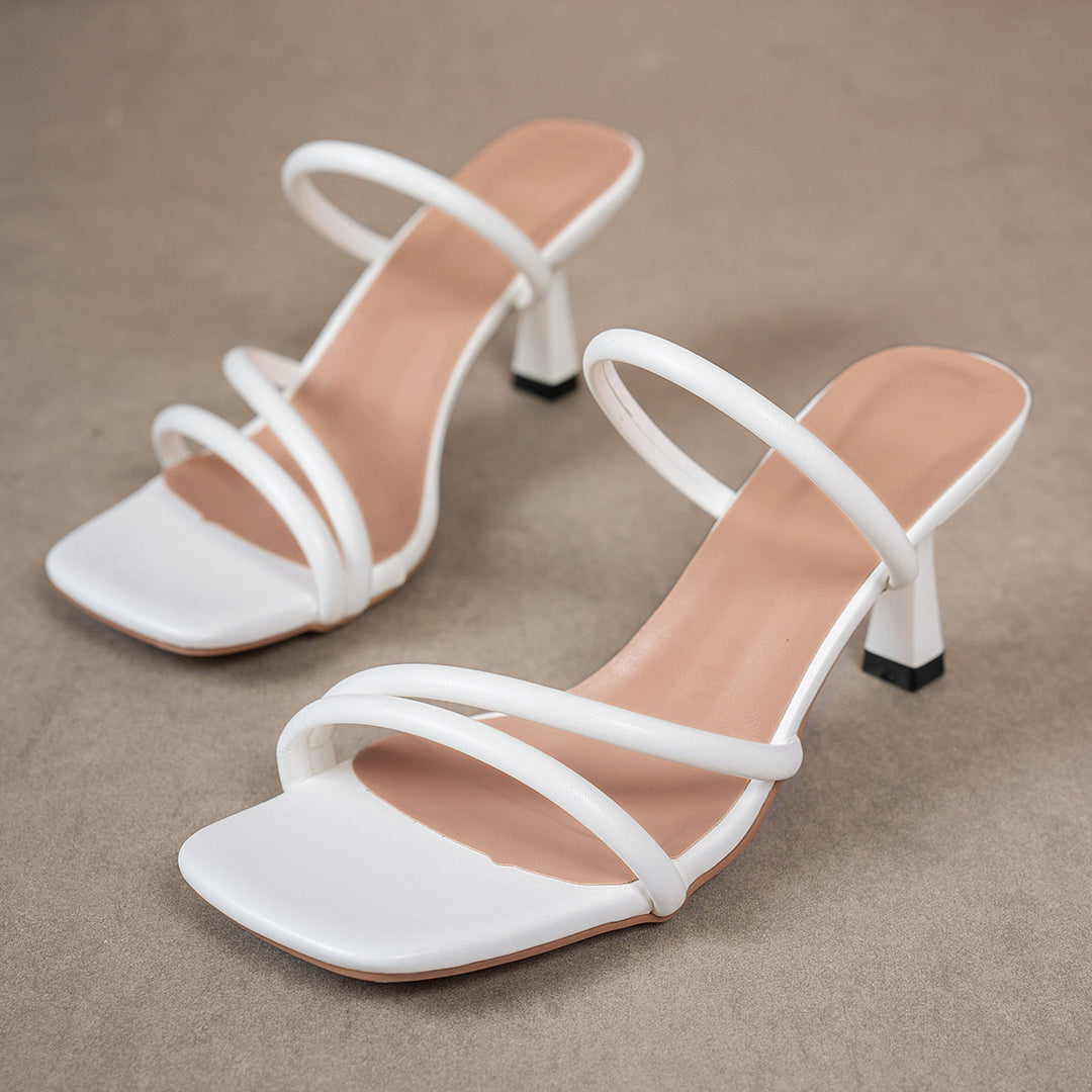 Dame nan minimalistische sandal med tre smalle stropper, kvadratisk tåform og feminin trapezhælhæl Skovae