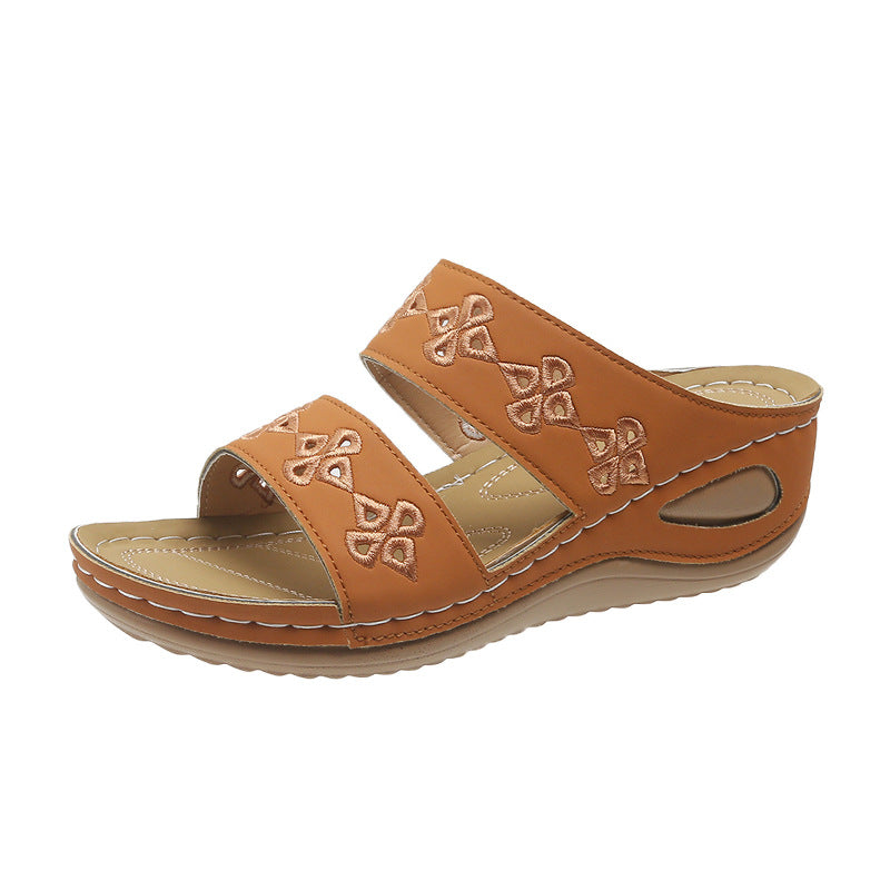 Dame Wedge-Pantoletten med floralt cut-out-design og ergonomisk sål Stilla