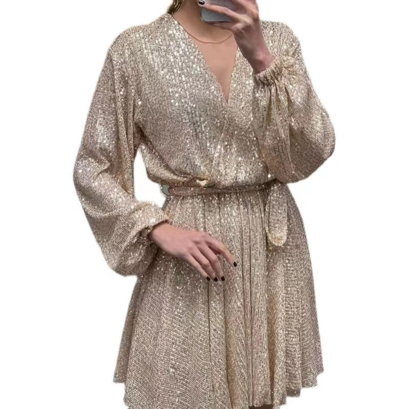 Kvinders glitrende mini kjole med V-hals og elegante puffærmer Skovae