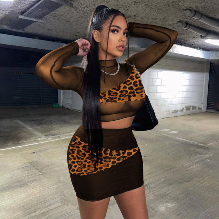 Dame sæt bestående af transparent bluse og figursmigrende mini nederdel med leopardmønster Stilla