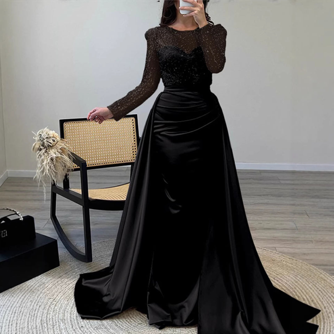 Kvinders aftenkjole med glitrende paillet top og elegant satin nederdel