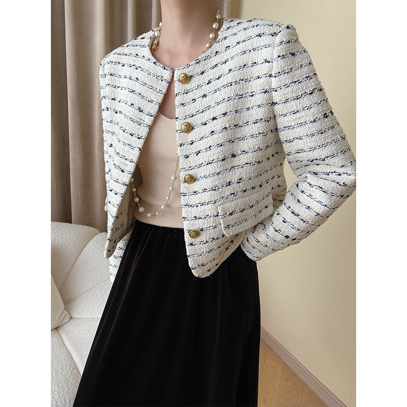 Damernes elegante bouclé jakke med dekorerede knapper Stilla