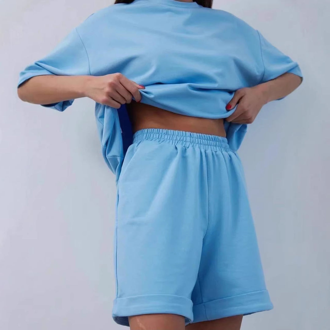 Kvinders afslappede loungedragt med oversized t-shirt og shorts Skovae