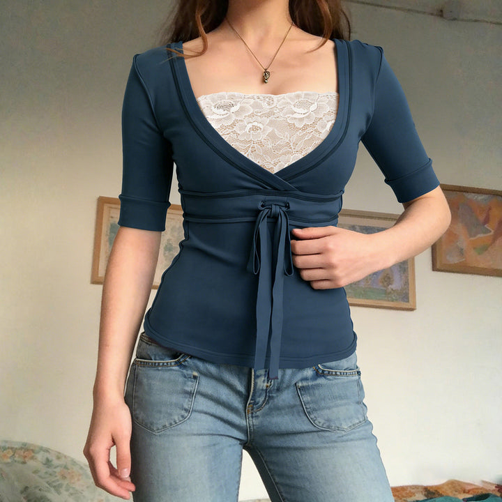 Dame vikler top med raffineret front snøring og elegante ærmeafslutninger Skovae