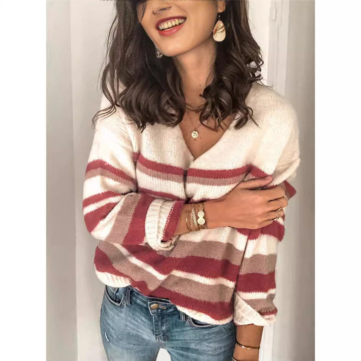 Dame afslappet sweater med modisch stribemiks og V-hals Stilla