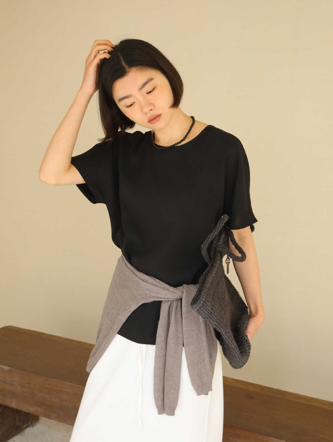 Dame elegant kortærmet top med feminint V-halsudskæring og høj kvalitet chiffon detalje Stilla