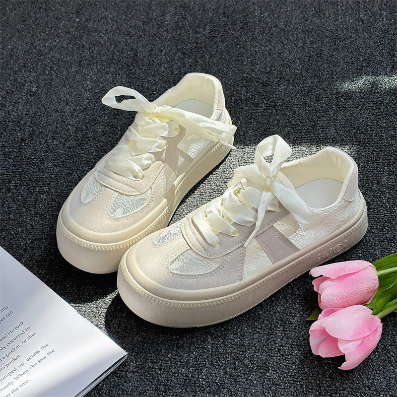 Dame elegante sneakers med skinnende overflade og trendy snøresystem Stilla