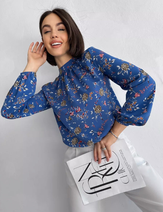 Damebluse med elegant blomsterdesign og bredt ærme Stilla