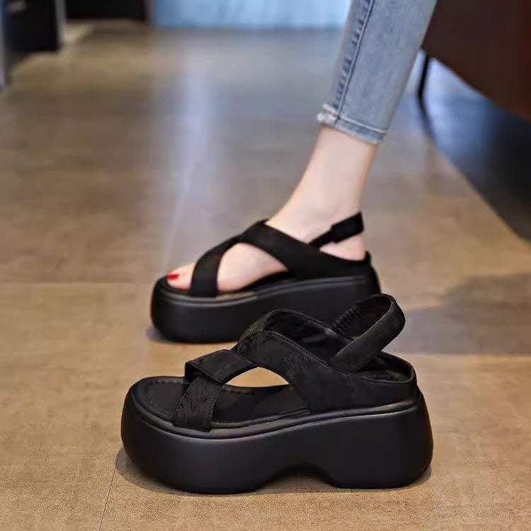 Dame Plateau-sandaler med moderne krydsremdesign Stilla