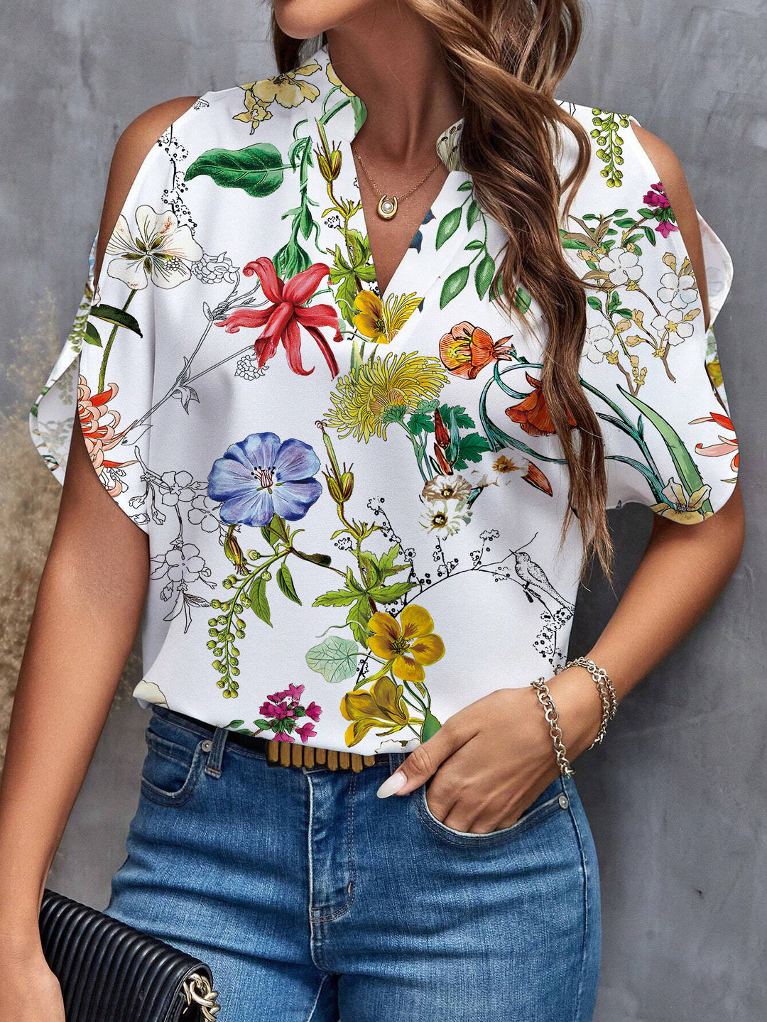 Damebluse med skulderfri detaljer og blomstret mønster Stilla