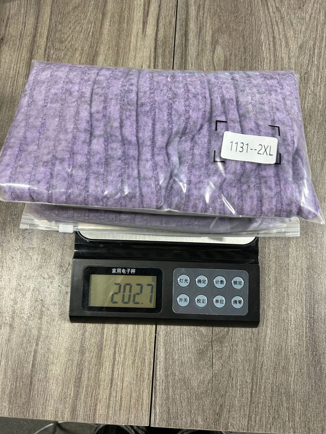 Dame struktureret T-shirt med dekorative knapdetaljer Stilla