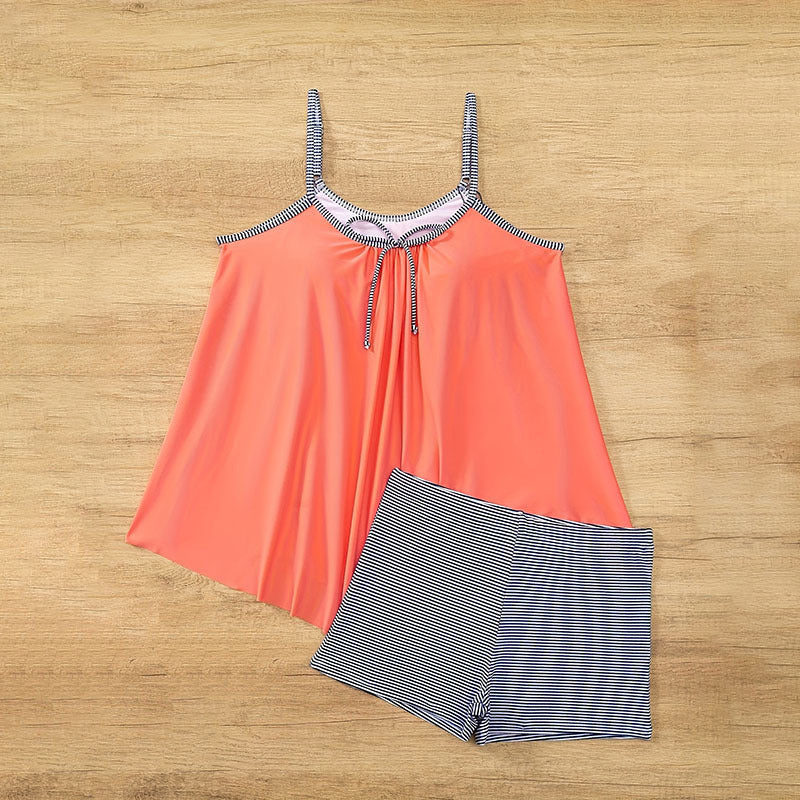 Dame tankini-sæt med asymmetrisk top og stribede shorts Skovae