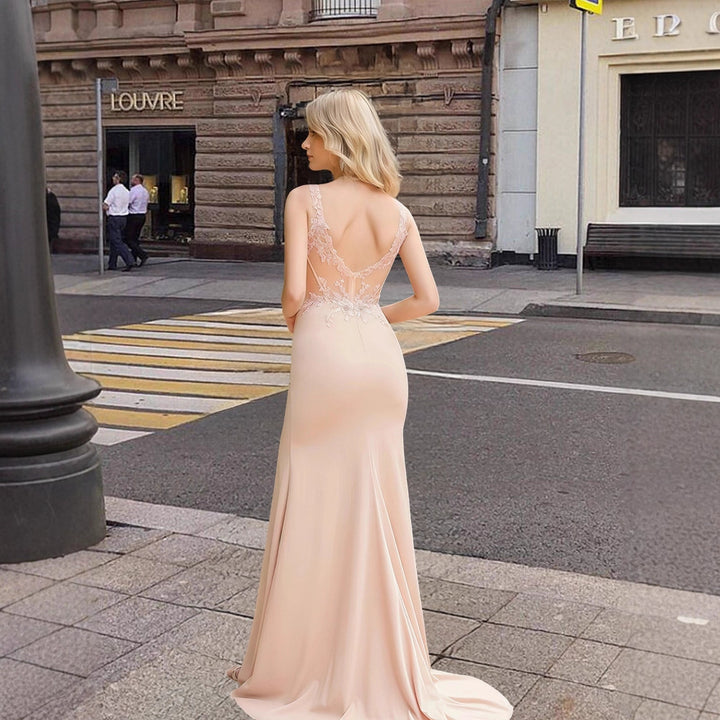 Kvinder Elegant Aftenkjole med Sofistikerede Blonde Detaljer og Figur-Fast Silhuet