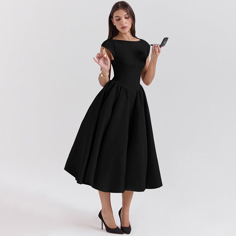 Dame cocktailkjole med elegant A-linje silhuet og rynket skirt Stilla