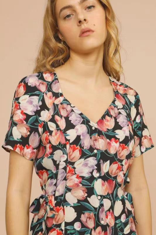Dame omslagskjole i floral design med fashionable flæse detaljer Stilla