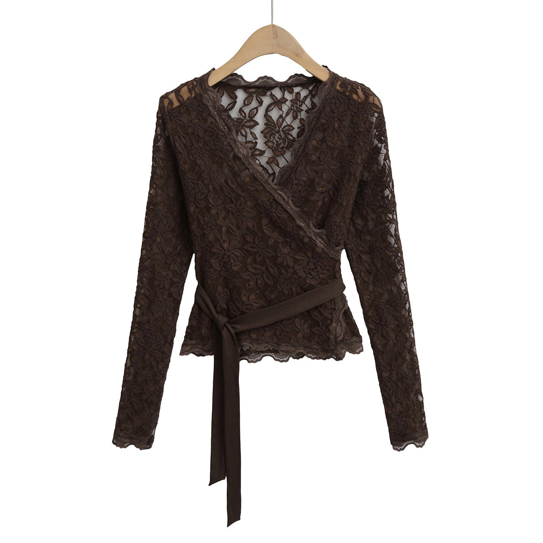 Dame spidsbluse med elegant indpakningsdesign og fine detaljer Stilla