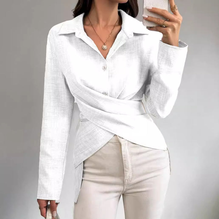 Dame indpakningsbluse med elegante knapdetaljer og fint struktureret stof Stilla