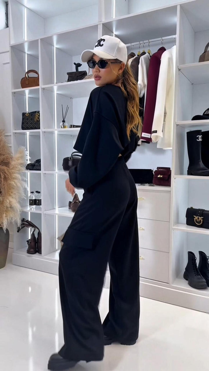 Kvindernes afslappede cargo loungewear sæt med cropped top og brede bukser Skovae