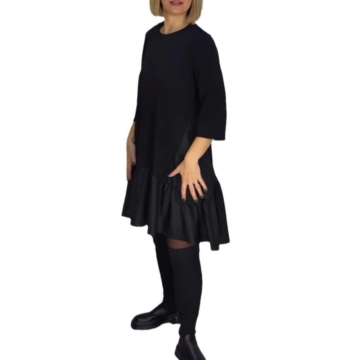 Dame fritidskjole med elegant flæsedesign og løs pasform Stilla