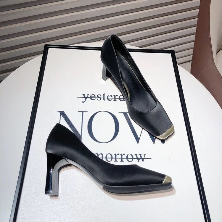 Dame Elegant og behagelige pumps med gyldne akcentdekorationer Stilla