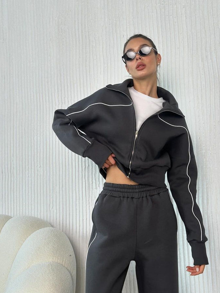 Kvinders sporty to-delt i et afslappet look med en stilfuld højtstående krave og praktiske lommer Skovae