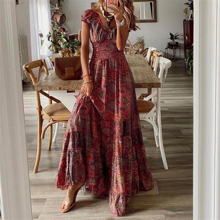 Dame maxikjole med dyb udskæring og elegante flæse detaljer Stilla
