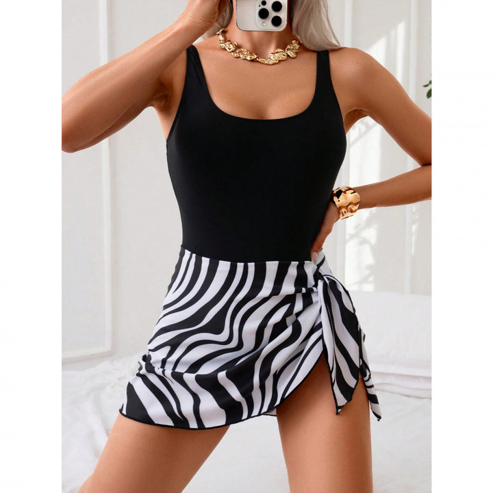 Dame one-piece badedragt med fashionabel overkirt og trendy stribedesign Skovae