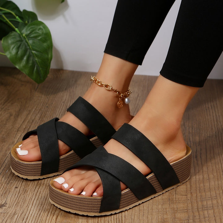 Dame modische Riemensandalen med flettet overmateriale og komfortabel plateau Stilla