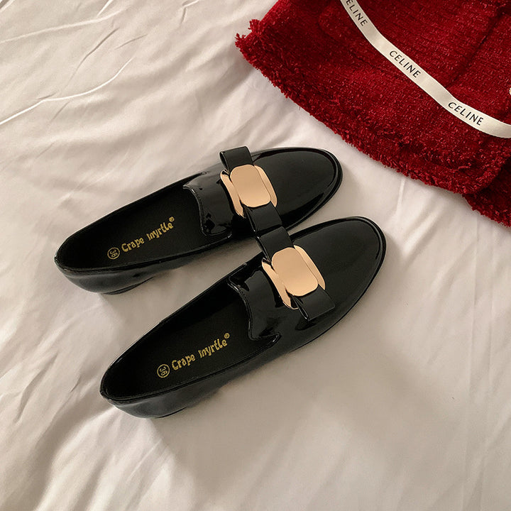 Dame elegante Loafer med moderigtigt spænde detaljer og glinsende overflade Stilla
