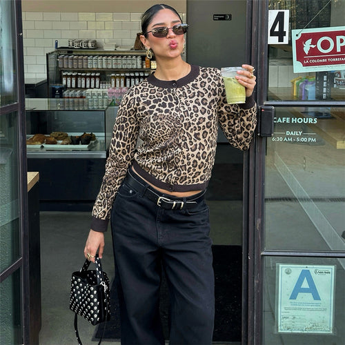 Dame strikjakke med leopardmønster og dekorative knapper Stilla